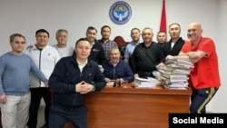 Кемпир-Абад иши боюнча айыпталып тергөө абагында жаткандар. Сүрөттөгүлөрдүн ичинен Бектур Асанов үй камагына чыккан.