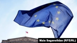 საილუსტრაციო ფოტო: ევროკავშირისა და საქართველოს დროშები