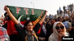 په کراچۍ کې د تحریک انصاف یوې پلوۍ د ګوند بیرغ نیولی دی - د جنورۍ ۱۴مې انځور.