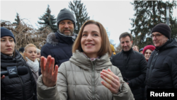 მოლდოვის პრეზიდენტი მაია სანდუ იმყოფება გაწევრიანების შესახებ მოლაპარაკებების დაწყებაზე ევროკავშირის გადაწყვეტილების პატივსაცემად გამართულ სადღესასწაულო აქციაზე. კიშინიოვი, 2023 წლის 17 დეკემბერი