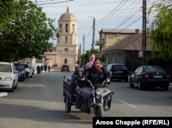 O familie de lipoveni se întoarce de la biserică în Jurilovca.