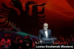 În paralel cu noul parcurs european al țării, au loc proteste împotriva premierului Edi Rama. Opoziția îl acuză de corupție și cere un guvern tehnocrat înaintea alegerilor de anul viitor, precum și eliberarea fostului premier Sali Berisha, arestat pentru corupție.
