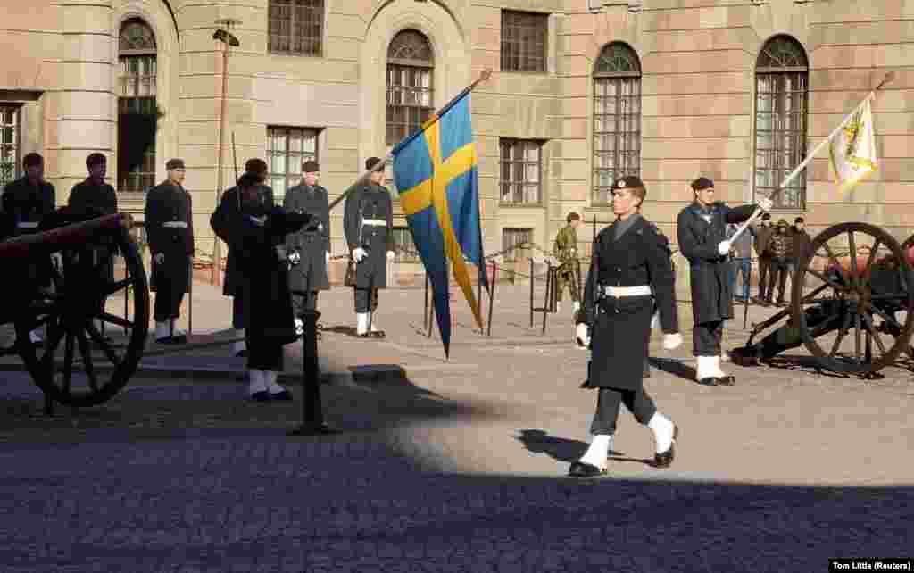 Soldații suedezi participă la ceremonia de schimbare a gărzii din fața palatului regal din Stockhom pe 7 martie.&nbsp; Secretarul general al NATO Jens Stoltenberg a declarat în aceeași zi că apartenența Suediei la Alianța Nord-Atlantică &bdquo;face NATO mai puternică, Suedia mai sigură și întreaga alianță mai sigură,&rdquo; și a adăugat: &bdquo;Aștept cu nerăbdare să ridic steagul lor la sediul NATO luni [11 martie]&rdquo;.&nbsp;