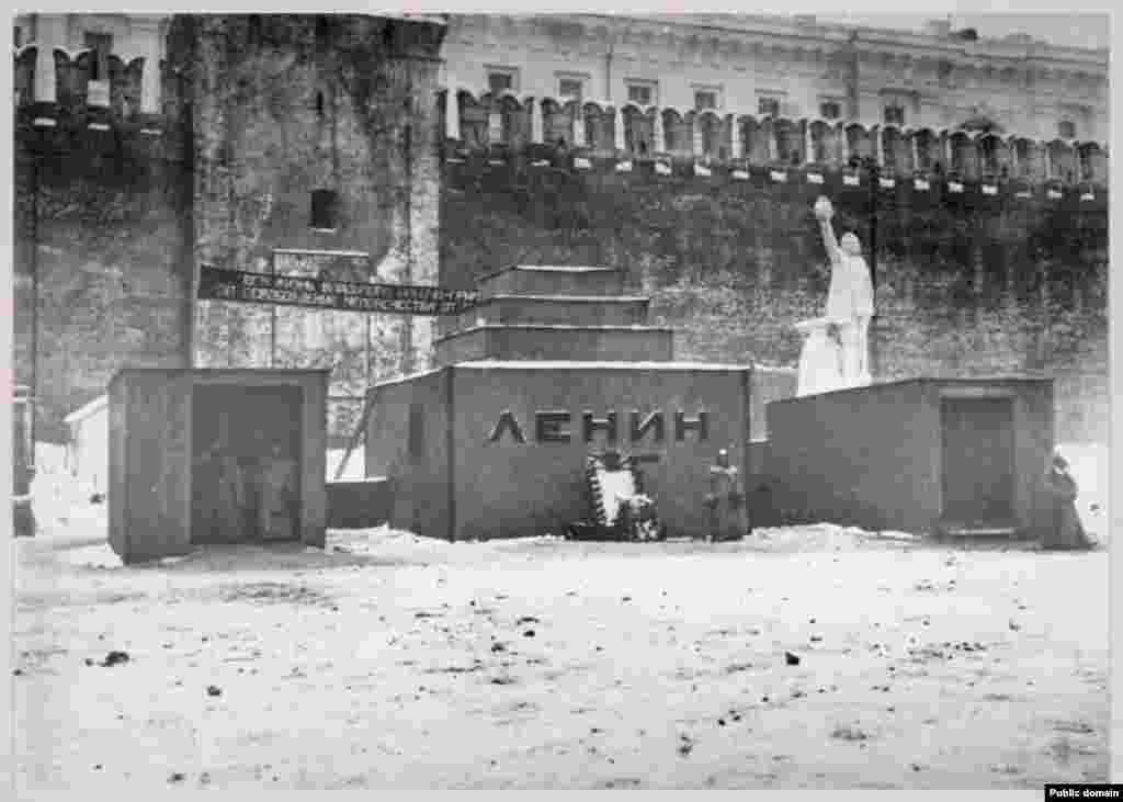 Prvi mauzolej Lenjina, snimljen vjerovatno krajem januara 1923. godine. Dan nakon što je Lenjin umro, arhitekti Alekseju Ščusevu naređeno je da izgradi monumentalnu građevinu za smještaj tijela sovjetskog utemeljitelja - za samo tri dana. Drveni spomenik dovršen je u predviđenom roku i hiljade građana počelo je pristizati kako bi vidjeli tijelo.