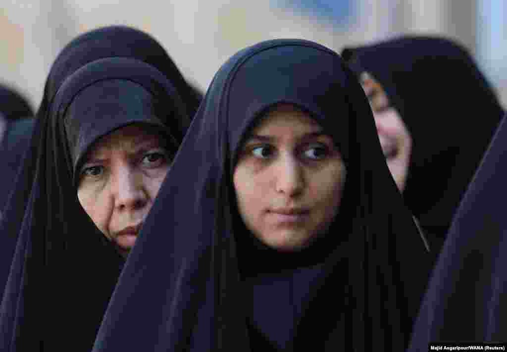 Iranke čekaju u redu da glasaju na biračkom mjestu na prijevremenim predsjedničkim izborima u Teheranu, 28. juna. Iranci biraju između kandidata za nasljednika Ebrahima Raisija nakon njegove smrti u helikopterskoj nesreći.