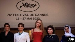 Дженифър Лоръсн и екипа на документалния филм Bread and Roses пристигат за премиерата му в Кан, 21 май 2023 г.