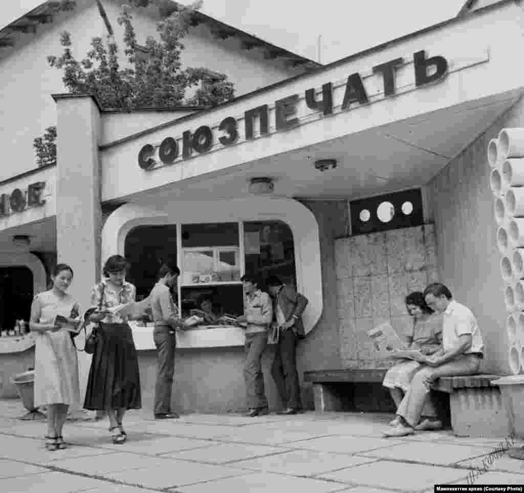 Ленин проспекти (Азыркы Чүй проспектиcи) менен Совет көчөсүнүн (азыркы Ж.Абдрахманов көчөсү) кесилишиндеги "Союзбасмасынын" күркөсү. 1981-жыл. 