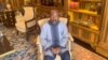 Foto isječak ih nepotvrđenog videa na neotkrivenoj lokaciji do kojeg je došao AFPTV 30. avgusta 2023. prikazuje svrgnutog predsjednika Gabona, Ali Bongo Ondimba, 30. avgusta 2023.2023.