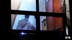 Криминалисти оглеждат жилищна сграда до мястото, където вечерта на 12 август е намерен труп в шахта в София