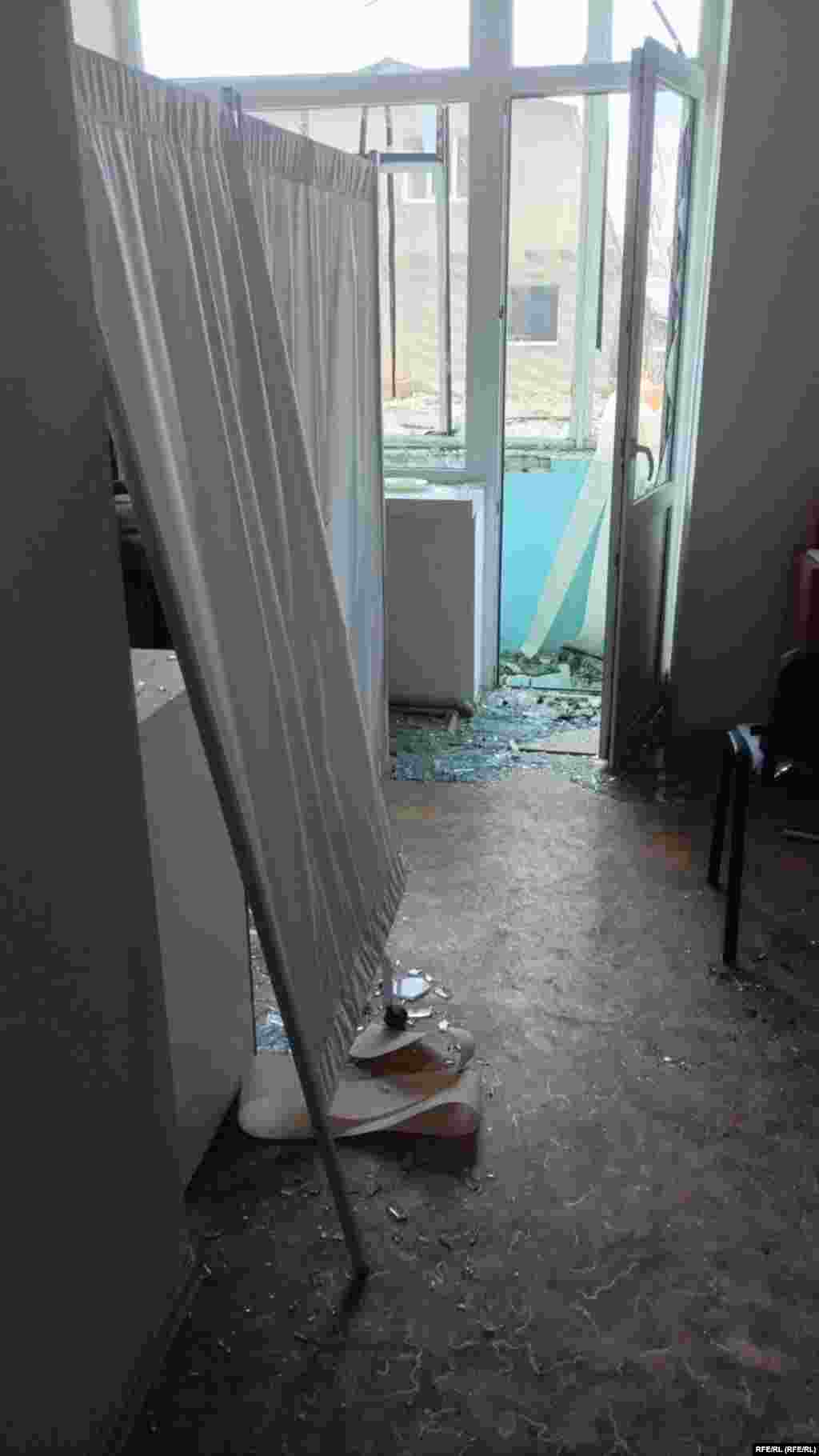 Atacul rusesc cu rachete a provocat pagube masive zonelor de locuințe. Multor case le-au explodat ferestrele și ușile. 