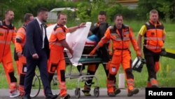 Premierul Robert Fico a fost dus la spital după ce a fost împușcat cu un pistol cu bile.