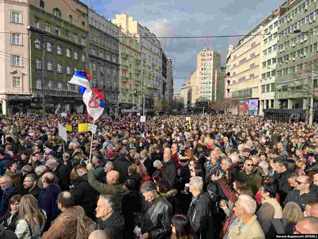 Hiljade ljudi na protestu bile su za zastavama Srbije i mnogim porukama, uz povike 'Lopovi'. Beograd, 30. decembar 2023.