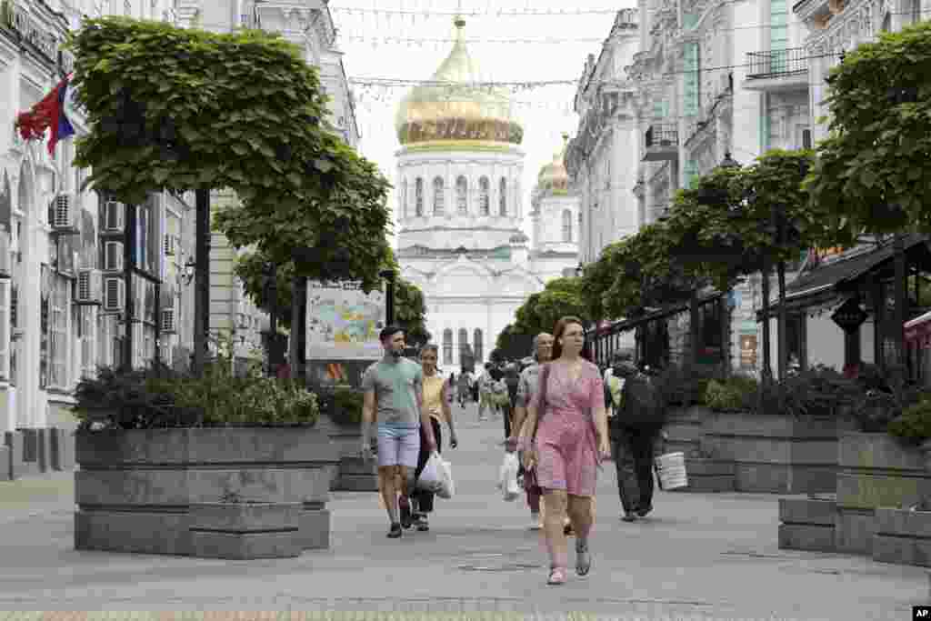 Люди идут по центру Ростова-на-Дону 25 июня. Во время захвата города группой «Вагнер» наблюдались напряжённые ситуации, когда некоторые местные жители спорили с наёмниками, но во время ухода из города вечером 24 июня вагнеровцы и лично Пригожин получили восторженные проводы