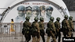 Військові РФ біля виставки техніки, захопленої російською армією в ЗСУ. Москва, 31 травня 2024 року