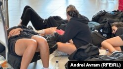 8 iulie 2024 - Pasagerii au dormit în sala de la Plecări a Aeroportului Henri Coandă.