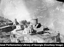 Арменският манастир Татев. Тази снимка, направена около 1880 г., разкрива няколко значителни промени, настъпили оттогава на мястото, включително изчезването на камбанарията, която се вижда в центъра на тази фотография.