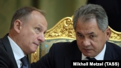 Микола Патрушев (л) разом зі своїм наступником на посаді Сергієм Шойгу