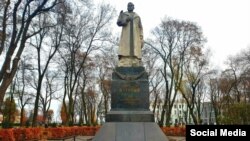 Монумент на могиле советского генерала Николая Ватутина в Киеве
