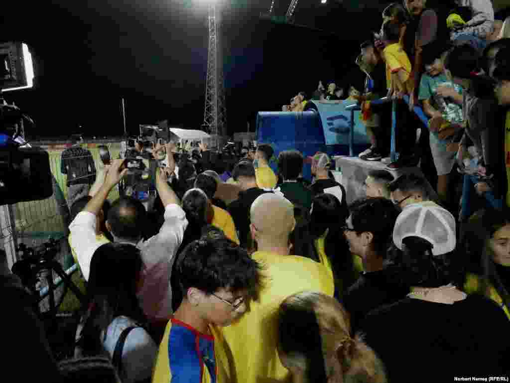 După câteva clipe, toate persoanele prezente în fața Centrul Național de Fotbal s-au îndreptat către tribune, pentru a-i vedea pe jucătorii lor preferați. 
