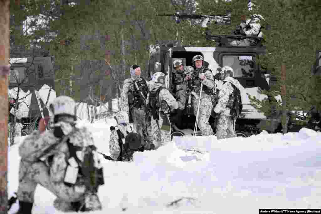 Soldații finlandezi la un exercițiu de antrenament cu trupele suedeze în timpul exercițiului de răspuns nordic al NATO de la Hetta, Finlanda, pe 5 martie. Atât Suedia, cât și Finlanda, care a aderat la NATO în aprilie 2023, au renunțat la politicile de lungă durată de neutralitate militară după ce Rusia a invadat Ucraina. 