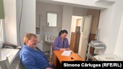 Doctorul Ion Duță și asistenta medicală Carmen Oiță în centrul de permanență din Ghercești, Dolj.