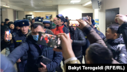 Кармалгандардын бири журналист Сайпидин Султаналиев Биринчи Май райондук сотунда. 17-январь, 2024.