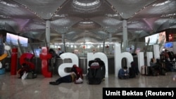 Desetinama ljudi iz centralne Azije i Rusije zaglavljeni su na istanbulskom aerodromu jer im je zabranjeno ukrcavanje na avione koji lete za Meksiko druge zemlje Latinske Amerike - popularna odredišta za migrante koji pokušavaju doći do južne granice SAD. (arhivska fotografija)