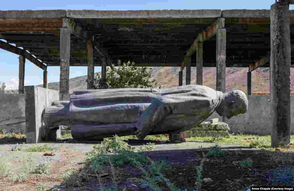 Fotografija Staljinove statue skrivene u privatnom fabričkom dvorištu u Goriju iz septembra 2022. Statua je nekada stajala na istaknutom trgu u gradu, ali je uklonjena u junu 2010. Od tada se u Goriju, gdje je Staljin rođen 1878. godine, vodi debata o tome da li spomenik treba vratiti.
