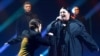 Співачки Jerry Heil (ліворуч) і Alyona Alyona виступають під час фіналу Національного відбору на пісенний конкурс «Євробачення-2024», на якому вони здобули перемогу. Київ, 3 лютого 2024 року