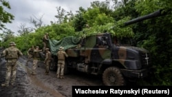 Українські артилеристи готують самохідну гаубицю «Цезар» французького виробництва до стрільби по позиціях російських військ. Неподалік від міста Авдіївки на Донеччині, 31 травня 2023 року