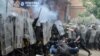 Войници от силите на НАТО в Косово пазят сградата на общината от протестиращите етнически сърби в град Звечан, Косово, 29 май 2023 г.