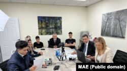 Cătălin Țîrlea, șeful Oficiului de Reprezentare al României la Ramallah, și Carmen Mocanu, consul în cadrul secției consulare a Oficiului.