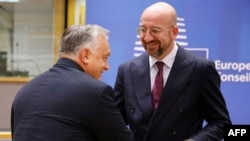 Premierul ungar Viktor Orbán (stânga) și președintele Consiliului European, Charles Michel (dreapta). Ungaria va prelua de pe 1 iulie președinția rotativă a Consiliului European, iar președintele său permanent, Charles Michel, va candida la europarlamentarele din această vară.