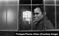 Dečak na pauzi za cigaretu u radionici kazneno-popravnog centra za maloletnike Asod 1974. godine.