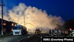 Zeci de filmulețe cu intervenția pompierilor sau victimele exploziei au circulat sâmbătă seara pe rețelele de socializare.