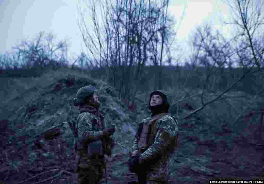 Украин аскерлери Бахмуттун жанында асмандагы орустардын дронуна абай салып турушат, 6-март, 2024-жыл 