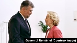 Premierul României, Marcel Ciolacu, dă mâna cu președintele Comisiei Europene, Ursula von der Leyen, înaintea unei întâlniri ce a avut loc pe 1 septembrie.