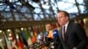 Ministrul german al apărării, Boris Pistorius, vorbește cu presa la sosirea la reuniunea din 14 noiembrie 2023 a miniștrilor de externe și ai apărării din UE la clădirea Consiliului European din Bruxelles.