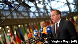 Ministrul german al apărării, Boris Pistorius, vorbește cu presa la sosirea la reuniunea din 14 noiembrie 2023 a miniștrilor de externe și ai apărării din UE la clădirea Consiliului European din Bruxelles.