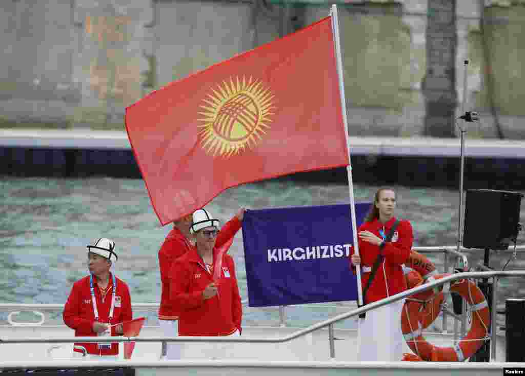 Париж Олимпиадасынын ачылышында Кыргызстандын туусун дзюдочу Эрлан Шеров менен суучул Елизавета Печерских көтөрүп чыкты. 