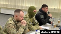 Представник Легіону «Свобода Росії» Олексій Барановський (ліворуч), боєць «Сиббату» «Холод» (по центру) і командир РДК Денис Нікітін (праворуч) під час пресконференції, 21 березня 2024 року 