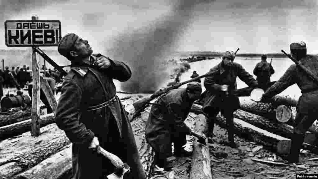 Sovjetski vojnici spremaju na prelazak rijeke Dnjepar 1943. Na lijevom natpisu piše: "U Kijev!" Nakon što je Crvena armija porazila snage predvođene Nijemcima kod Staljingrada, zaustavilo se napredovanje nacista po Sovjetskom Savezu. Borbe su se ponovno vratile na područje današnje Ukrajine dok je sovjetska Crvena armija napredovala na zapad.