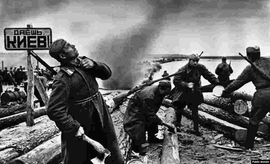 Съветски войници се готвят да прекосят река Днепър през 1943 г. Табелата отляво гласи: "Към Киев!" След военните действия при Сталинград, ходът на геманското настъпление в СССР се обръща. Боевете отново са на територията на днешна Украйна, когато Червената армия настъпва на запад.