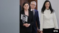 Светлана Циханоуска, премиерът Николай Денков и вицепремиерът Мария Габриел в София, 5 февруари 2024 г.