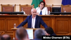 Депутатът Георги Свиленски от БСП говори от трибуната на парламента.