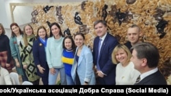 Američka ambasadorka Džudi Rajzing Rajnke i zvaničnik Stejt departmenta Džejms O'Brajan sa Oksanom Kiaško i drugima u ukrajinskom centru Dobro djelo u Podgorici