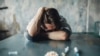 Agenția Națională Antidrog (ANA) ar trebui să ajute la rezolvarea acestei probleme care devine tot mai mare în România, să gândească soluții, să le aplice, să evalueze și să consilieze consumatorii. Un raport al Curții de Conturi arată că ANA nu își face datoria.