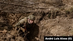 Vojnik vežba rovovsku borbu koja u središtu ukrajinskih pokušaja da se probije ruska odbrana