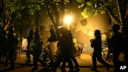 17 жаштагы баланын өлүмүнө байланыштуу башаламандык тутанган Нантер шаарындагы көчөдө бараткан полициячылардын тобу. 1-июль, 2023-жыл.
