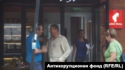 Бившият следовател Петьо Петров - Еврото, Борислав Сарафов и Любена Павлова в ресторант "Осемте джуджета". 